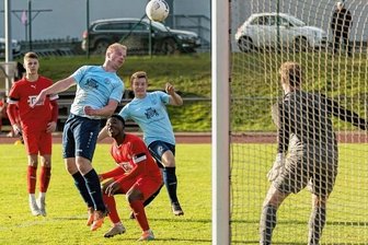 Motor dreht Derby in der Schlussviertelstunde - Effektiv: Motor-Joker Kevin Matthes, der hier per Kopf das Tor verfehlt, wurde vor dem Elfmeter zum 3:2 gefoult und traf selbst zum 4:2.