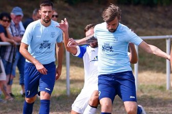 Motor erkämpft sich Punkt in Glauchau - Eine enge Partie sahen 120 Zuschauer im Glauchauer Sportpark an der Meeraner Straße. Der Marienberger Neuzugang Philipp Colditz (M., hier gegen Erik Fischer) präsentierte sich beim 0:0 zweikampfstark.