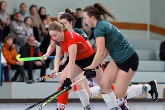 Motor kämpft um's Happy End - Marie Rothmund (rotes Trikot) und Co. wollen am Wochenende nochmal Vollgas geben, um den Klassenerhalt in der 2. Hallenhockey-Bundesliga zu feiern. 