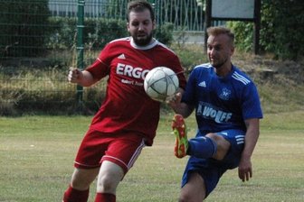 Motor kommt auf Touren - Der Rochlitzer Tom Pallentien (r.) lieferte sich am Sonntag verbissene Zweikämpfe mit Eric Riedel von Medizin Zschadraß. Motor gewann letztlich souverän mit 4:0, dabei traf Pallentien einmal. 