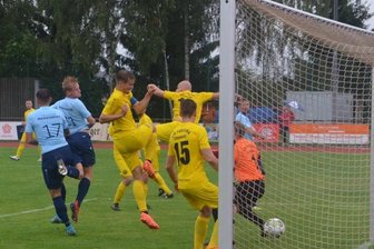 Motor kommt nur kurz ins Stottern - Die Entscheidung: Nach einer Ecke köpft Charlie Baude (Mitte) zum 3:1 für Motor Marienberg gegen Fortuna Chemnitz ein.