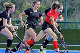 Motor lässt nichts anbrennen - Der SV Motor Meerane - hier mit Enya Kertscher (rotes Trikot) im Spiel gegen den Cöthener HC am Ball - führt die Tabelle der Mitteldeutschen Oberliga aktuell an.