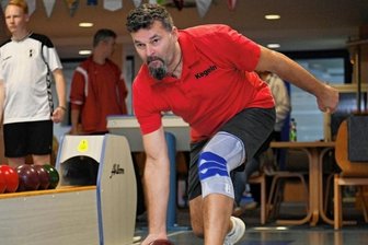 Motor lässt nichts anbrennen - Konzentriert: Michael Stellmaszyk sorgte am Samstag dafür, dass seine Teamkollegen im Anschluss etwas entspannter auf die Bahnen gehen konnten. Er räumte 522 Kegel ab und brachte seine Mannschaft in Führung. 
