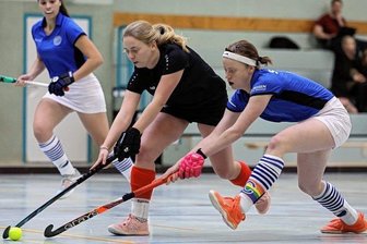 Motor lässt sich nicht schocken - Geht voran: Marie Rothmund (schwarzes Trikot) hat seit dieser Saison bei den Hockeyspielerinnen des SV Motor Meerane das Kapitänsamt inne. Gegen Jena war sie an allen Treffern beteiligt.