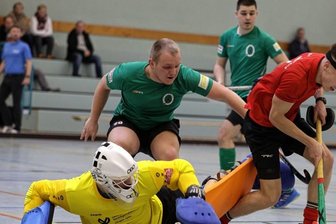 Motor-Mannschaften laufen heiß - Nicht aufzuhalten: Meeranes Männermannschaft - hier mit Neo Gabriel Arndt (rotes Trikot) am Ball - hat Erfurt aus der Halle gefegt. 