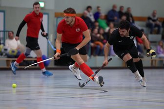 Motor Meerane/Post Chemnitz hält in der Hockey-Regionalliga gut dagegen - Julius Beyer (links) war am Samstag zweifacher Torschütze für Meerane/Chemnitz in Berlin. Das Foto entstand bei einem Heimspiel.