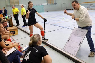 Motor Meerane spielt in der Hockey-Regionalliga der Frauen um die Tabellenführung - Trainer Mirko Götz hat die Hockeyspielerinnen des SV Motor Meerane auf zwei schwere Spiele am Wochenende eingestellt.