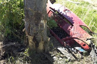 Motor nach Kollision aus Renault gerissen - 19-Jähriger überlebt schweren Unfall -