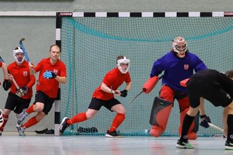 Motor setzt sich zur Wehr - Ein Bild mit Symbolcharakter: In der ganzen Spielzeit glänzten die Hockeyspieler des SV Motor Meerane - hier bei der Verteidigung einer Strafecke im Heimspiel gegen Charlottenburg - mit vollem Einsatz. Der Lohn: Vier Siege und ein Remis aus sieben Spielen sowie der Klassenerhalt. l