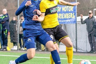 Motor-Spiel fällt aus - Der FSV Motor Marienberg mit Fabio Angerer (l., hier im Zweikampf mit Plauens Johan Martynets) wollte gegen Ludwigsfelde endlich wieder ein Dreier einfahren. Doch das für Samstag angesetzte Spiel fällt aus.