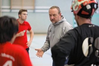 Motor-Trainer: Das war ein gebrauchter Tag - Obwohl sein Team neben sich stand, blieb der Meeraner Trainer Steffen Jahn bei seinen Ansprachen ruhig und sachlich.