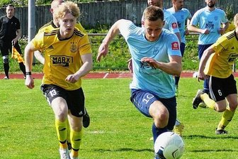 Motor will VfB-Serie fortsetzen - Ein Wiedersehen gibt es für die Marienberger um Maximilian Schreiter (r.) mit Tim Kaiser. Der Zschopauer, in der Vorsaison noch im Trikot der SG Handwerk Rabenstein aktiv, spielt jetzt in Auerbach.