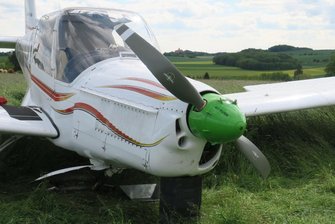 Motorausfall bei Flugstunde: Maschine muss bei Lichtentanne notlanden - Diese Zlin 42 MU musste von den Piloten nach einem offenkundigen Motorschaden am Dienstag notgelandet werden.