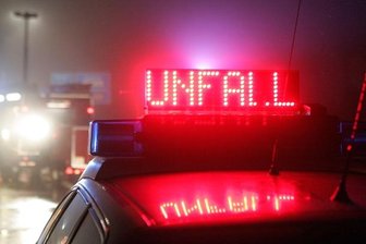 Motorblock bei Unfall aus Wagen gerissen: Zwei Schwerverletzte -