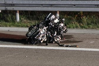 Der herausgerissene Motorblock liegt auf der A14.