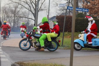 Motorisierte Weihnachtsmänner erobern Frankenberg - Motorisierte Weihnachtsmänner haben am Sonntagvormittag Frankenberg erobert.