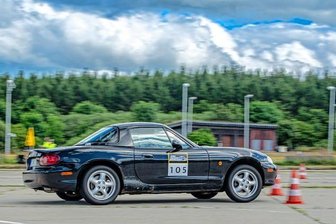 Motorleute stellen Skiregion auf den Kopf - Konrad Mallok, hier im Mazda MX 5, siegte in beiden serienmäßigen Klassen.