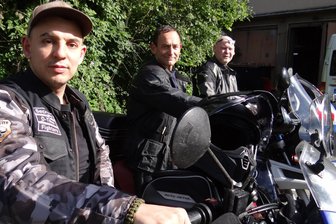 Motorrad-Abenteuer: Oelsnitzer Trio hat bisher vier Länder durchquert - Die Oelsnitzer Motorrad-Abenteurer Stefan Weber, Bernard Bauer und Tino Meinel (von links) sind am Sonntag in Split angekommen.