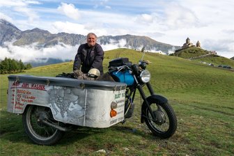 Motorrad-Abenteuer und Mörderisches aus Sachsen: In der Historischen Schauweberei Braunsdorf ist im Herbst einiges los - Jens „Rose“ Rosenthal ist mit seinem Motorradgespann durch Rumänien, Bulgarien und Georgien gereist.