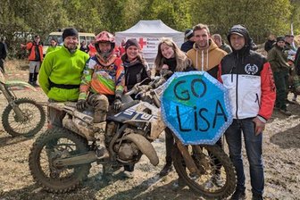 Motorrad-Biathlon: Welche Rolle ein Regenschirm bei der Triumphfahrt einer 18-Jährigen aus Großhartmannsdorf gespielt hat - Ein erfolgreiches Team: Trainer Kai Fröhner, Lisa Richter, ihre Mutter Peggy, Schwester Jenny samt Freund Nick sowie Mannschaftskamerad Frank Lichtenstein beim Motorrad-Biathlon in der Sandgrube Oberwiera.