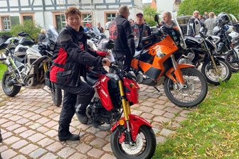 Motorrad-Gottesdienst in Oederan: Glaube, Gemeinschaft und röhrende Maschinen - Silke Krauß aus Zwönitz reiste mit ihrer roten Honda MSX 125 zum Biker-Gottesdienst am Sonntag nach Oederan an.