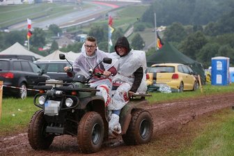 Motorrad-GP: Fußball-Match wegen Regen abgesagt - Besucher erhalten Geld zurück - Die Besucher lassen sich die Laune vom Regen nicht verderben.