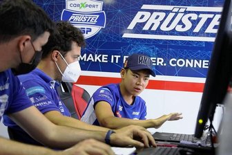 Motorrad-Grand-Prix auf dem Sachsenring: Für das Heimteam ein schwieriges Rennen - Ryusei Yamanaka (rechts) wertet mit der Technik-Crew seine Trainingsergebnisse aus. 