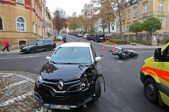 Motorrad kollidiert mit Renault -
