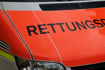 Motorrad kracht auf haltende Autos - Fahrer schwer verletzt -
