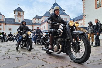 Motorrad-Raritäten bei der Schlösser- und Burgenfahrt rund um Augustusburg - Der erste Startschuss für die Fahrer der historischen Motorräder, hier im vergangenen Jahr, erfolgt wie üblich 9.30 Uhr.