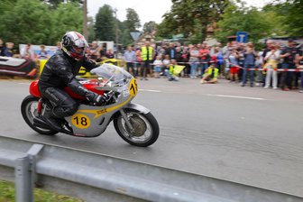 Motorrad-Spektakel in kleinem Dorf im Landkreis Zwickau: Zum Bergbrennen gibt es erstmals eine Brennsemmel - Bergbrennen in Franken: Die besten Plätze für Besucher befinden sich in der Doppelkurve zwischen Backhaus und Ortsausgang.
