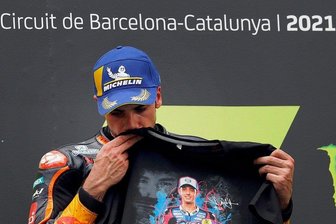 Motorrad-Team am Sachsenring: Verunglückter Jason Dupasquier ist immer im Herzen - Eine bewegende Szene am Sonntag in Barcelona. MotoGP-Sieger Miguel Oliveira aus Portugal küsst auf dem Siegerpodest tiefergriffen ein Shirt mit dem Bildnis von Jason Dupasquier. 
