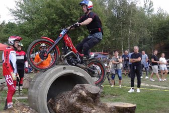 Motorrad-Trial in Oelsnitz: Piloten jonglieren über Container, Brücken oder Riesen-Legosteine - „Kommt der da jetzt drüber?“ fragen sich wohl gerade Zuschauer und Konkurrenten beim Versuch von Joshua König aus Thalheim.