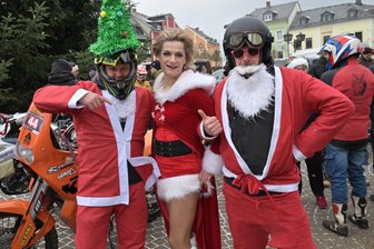 Motorrad-Weihnachtsmänner: Heiligabend wird es in Zwönitz noch einmal richtig laut - Die Zwönitzer Tobias Schuster, Herbert Kümpfel als Weihnachtsfrau Vanessa und Ronald Neubert (v. l.) haben bei der Aktion mitgemacht.