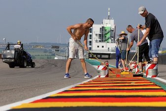 Motorrad-WM auf dem Sachsenring: Warum die Fans beim Rennen außen vor sind - Bevor am kommenden Wochenende die größte Motorsportveranstaltung in Deutschland auf dem Sachsenring steigt, hatten die Helfer viel zu tun. Die Streckenbegrenzungssteine wurden neu in den Farben der Nationalflagge gestrichen. 
