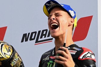 Motorrad-WM: Franzose Fabio Quartararo sorgt für Premiere - Weltmeister in der Moto-GP: Fabio Quartararo kann sein Glück nicht fassen. 