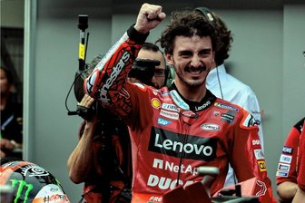 Motorrad-WM: Italiener  Francesco Bagnaia: Eine Hand am WM-Pokal - Francesco Bagnaia jubelt in Sepang über seinen Sieg.