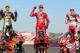 Motorrad-WM: Italienische Momente in Valencia:Bagnaia auf den Spuren von Rossi - Die drei Weltmeister der Saison: Moto2: Augusto Fernandez aus Spanien, MotoGP: Francesco Bagnaia aus Italien, Moto3: Izan Guevara aus Spanien (v.l.) . 