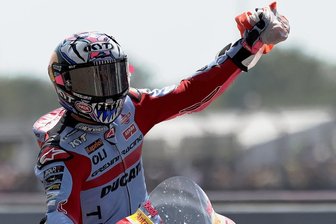 Motorrad-WM: Le Mans erlebt spektakuläre Show - Enea Bastianini in Jubelpose. Der Ducati-Pilot aus Italien holte beim MotoGP-Rennen in Le Mans den dritten Saisonsieg. 