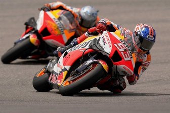 Motorrad-WM: Marc Marquez mit furioser Aufholjagd - Marc Marquez legt sich vor Pol Espargaro in die Kurve. 