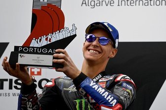 Motorrad-WM: Titelverteidger Fabio Quartararo holt ersten Saisonsieg -  Fabio Quartararo aus Frankreich feiert seinen Sieg auf dem Podium.