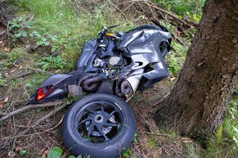 Motorradfahrer auf B 101 bei Großhartmannsdorf schwer verletzt – Rettungshubschrauber im Einsatz - Ein schwerer Motorradunfall passierte am Samstagabend auf der B101 bei Brand-Erbisdorf.