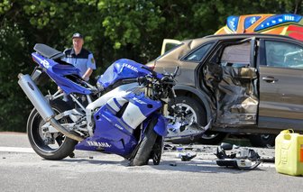 Motorradfahrer auf B 173 schwer verunglückt - Das Motorrad krachte in die Seite des Autos.