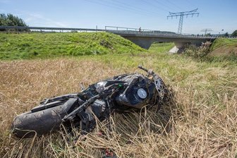 Motorradfahrer bei Flöha schwerverletzt - Auf der S 223 landete ein Motorrad in ein angrenzendes Feld. Der Fahrer wurde schwerverletzt.