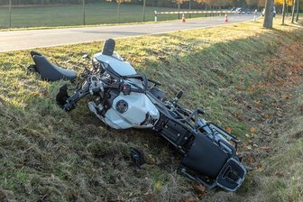 Motorradfahrer bei Kollision mit Pkw schwer verletzt - Bei einem Unfall in der Nähe des Thumer Ortsteils Jahnsbach ist am Sonntagnachmittag ein Motorradfahrer nach ersten Informationen verletzt worden.