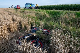 Motorradfahrer bei Unfall in Kriebstein schwer verletzt - An der Waldheimer Straße zwischen Reichenbach und Massanei ist der Motorradfahrer im Feld gestürzt.