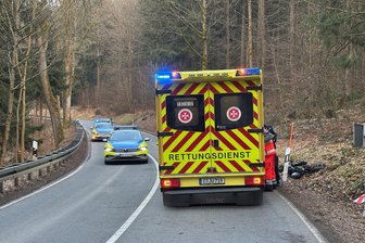 Motorradfahrer bei Verkehrsunfall im Erzgebirge schwer verletzt - Rettungshubschrauber im Einsatz - Rettungsdienst und Polizei sind am Dienstag zu der Unfallstelle in Eibenstock ausgerückt.