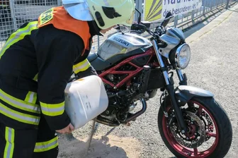 Motorradfahrer bei Zusammenstoß mit Pkw schwer verletzt - Ein Motorradfahrer ist bei einem Unfall mit einem Pkw am Sonntagvormittag im Lauter-Bernsbacher Ortsteil Lauer schwer verletzt worden.