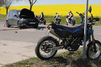Motorradfahrer bei Zusammenstoß schwer verletzt - Am Sonntagnachmittag sind ein Skoda und ein Krad auf der B 173 am Abzweig Schönerstadt zusammengeprallt. Ein Motorradfahrer wurde dabei schwer verletzt.