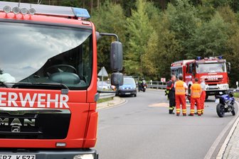 Motorradfahrer in Schönheide verunglückt: Bundesstraße bis in den Abend gesperrt - Die Feuerwehr sicherte die Unfallstelle auf der B 283 und band auslaufende Betriebsmittel.